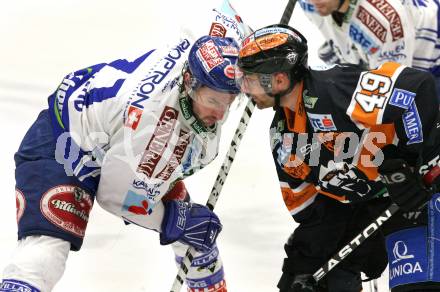 EBEL. Eishockey Bundesliga. EC Pasut VSV gegen Graz 99ers. Kiel McLeod,  (VSV), Greg Day (Graz). Villach, am 15.1.2010.
Foto: Kuess 


---
pressefotos, pressefotografie, kuess, qs, qspictures, sport, bild, bilder, bilddatenbank