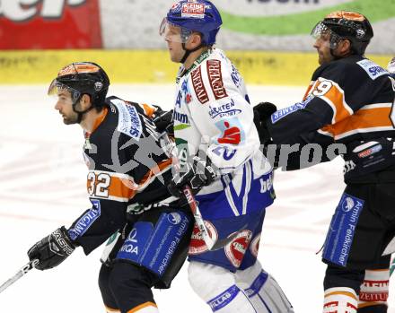 EBEL. Eishockey Bundesliga. EC Pasut VSV gegen Graz 99ers. Mickey Elick,  (VSV), Jean Philippe Pare, Greg Day (Graz). Villach, am 15.1.2010.
Foto: Kuess 


---
pressefotos, pressefotografie, kuess, qs, qspictures, sport, bild, bilder, bilddatenbank