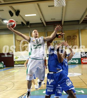 Basketball Bundesliga. Woerthersee Piraten gegen Oberwart Gunners. Davor Sattler (Piraten), Jason Johnson (Oberwart). Klagenfurt, 16.1.2010
Foto: Kuess

---
pressefotos, pressefotografie, kuess, qs, qspictures, sport, bild, bilder, bilddatenbank