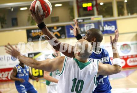 Basketball Bundesliga. Woerthersee Piraten gegen Oberwart Gunners. Joachim Buggelsheim (Piraten), Jason Johnson (Oberwart). Klagenfurt, 16.1.2010
Foto: Kuess

---
pressefotos, pressefotografie, kuess, qs, qspictures, sport, bild, bilder, bilddatenbank