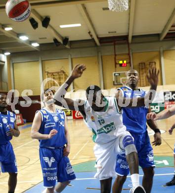 Basketball Bundesliga. Woerthersee Piraten gegen Oberwart Gunners. Phil McCandies (Piraten), Hannes Ochsenhofer, Jason Johnson (Oberwart). Klagenfurt, 16.1.2010
Foto: Kuess

---
pressefotos, pressefotografie, kuess, qs, qspictures, sport, bild, bilder, bilddatenbank