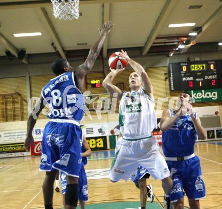 Basketball Bundesliga. Woerthersee Piraten gegen Oberwart Gunners. Davor Sattler, (Piraten), Johnathan Levy, Grum S. (Oberwart). Klagenfurt, 16.1.2010
Foto: Kuess

---
pressefotos, pressefotografie, kuess, qs, qspictures, sport, bild, bilder, bilddatenbank