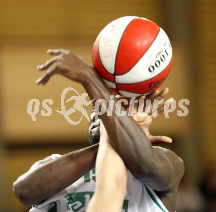 Basketball Bundesliga. Woerthersee Piraten gegen Oberwart Gunners. Phil McCandies (Piraten). Klagenfurt, 16.1.2010
Foto: Kuess

---
pressefotos, pressefotografie, kuess, qs, qspictures, sport, bild, bilder, bilddatenbank