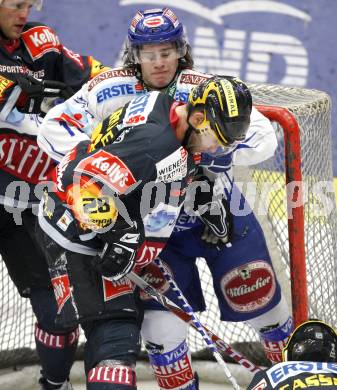 EBEL. Eishockey Bundesliga. EC Pasut VSV gegen EV Vienna Capitals.  Nico Toff, (VSV), Dan Bjornlie (Vienna). Villach, am 17.1.2010.
Foto: Kuess 


---
pressefotos, pressefotografie, kuess, qs, qspictures, sport, bild, bilder, bilddatenbank