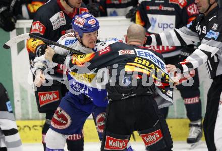 EBEL. Eishockey Bundesliga. EC Pasut VSV gegen EV Vienna Capitals.  Mike Stewart, (VSV), Benoit Gratton (Vienna). Villach, am 17.1.2010.
Foto: Kuess 


---
pressefotos, pressefotografie, kuess, qs, qspictures, sport, bild, bilder, bilddatenbank