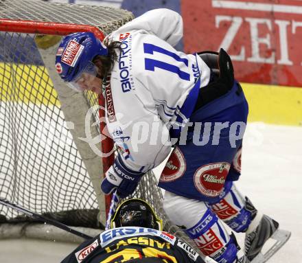 EBEL. Eishockey Bundesliga. EC Pasut VSV gegen EV Vienna Capitals.  Nico Toff, (VSV),  Frederic Cassivi (Vienna). Villach, am 17.1.2010.
Foto: Kuess 


---
pressefotos, pressefotografie, kuess, qs, qspictures, sport, bild, bilder, bilddatenbank