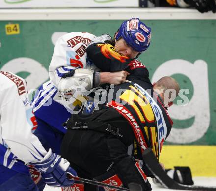 EBEL. Eishockey Bundesliga. EC Pasut VSV gegen EV Vienna Capitals.  Mike Stewart, (VSV), Benoit Gratton (Vienna). Villach, am 17.1.2010.
Foto: Kuess 


---
pressefotos, pressefotografie, kuess, qs, qspictures, sport, bild, bilder, bilddatenbank