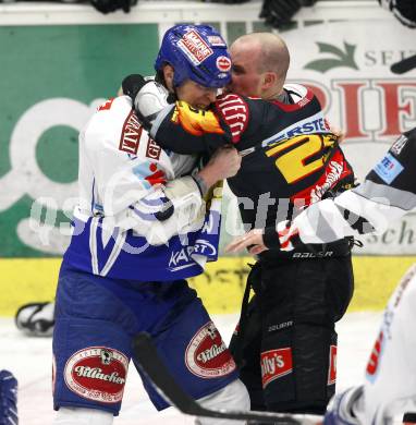 EBEL. Eishockey Bundesliga. EC Pasut VSV gegen EV Vienna Capitals.  Mike Stewart, (VSV), Benoit Gratton (Vienna). Villach, am 17.1.2010.
Foto: Kuess 


---
pressefotos, pressefotografie, kuess, qs, qspictures, sport, bild, bilder, bilddatenbank