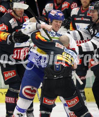 EBEL. Eishockey Bundesliga. EC Pasut VSV gegen EV Vienna Capitals.  Mike Stewart, (VSV), Benoit Gratton (Vienna). Villach, am 17.1.2010.
Foto: Kuess 


---
pressefotos, pressefotografie, kuess, qs, qspictures, sport, bild, bilder, bilddatenbank