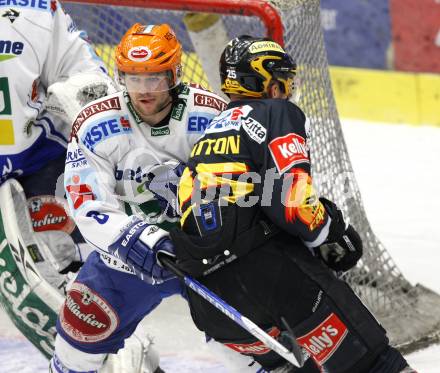 EBEL. Eishockey Bundesliga. EC Pasut VSV gegen EV Vienna Capitals. Roland Kaspitz (VSV), Benoit Gratton (Vienna). Villach, am 17.1.2010.
Foto: Kuess 


---
pressefotos, pressefotografie, kuess, qs, qspictures, sport, bild, bilder, bilddatenbank