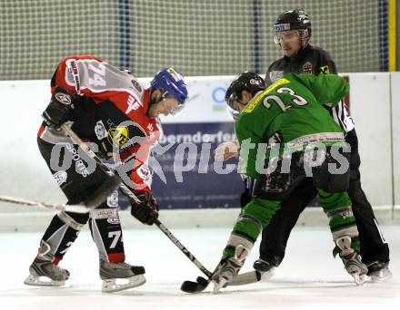 Eishockey CHL. VST Voelkermarkt gegen EC Feld am See.  Gerald Seifried (Voelkermarkt), Thomas Zammernig (Feld am See). Voelkermarkt, am 16.1.2010.
Foto: Kuess 


---
pressefotos, pressefotografie, kuess, qs, qspictures, sport, bild, bilder, bilddatenbank