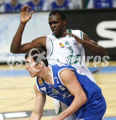 Basketball Bundesliga. Woerthersee Piraten gegen Oberwart Gunners. Phil McCandies (Piraten), Milan Stegnjaic (Oberwart). Klagenfurt, 16.1.2010
Foto: Kuess

---
pressefotos, pressefotografie, kuess, qs, qspictures, sport, bild, bilder, bilddatenbank