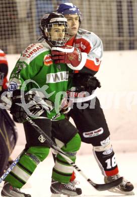 Eishockey CHL. VST Voelkermarkt gegen EC Feld am See.  Gilbert Moser (Voelkermarkt), Gerald Klammer (Feld am See). Voelkermarkt, am 16.1.2010.
Foto: Kuess 


---
pressefotos, pressefotografie, kuess, qs, qspictures, sport, bild, bilder, bilddatenbank