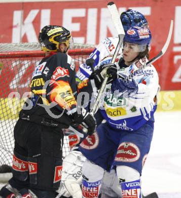 EBEL. Eishockey Bundesliga. EC Pasut VSV gegen EV Vienna Capitals. Nico Toff (VSV), Benoit Gratton (Vienna). Villach, am 17.1.2010.
Foto: Kuess 


---
pressefotos, pressefotografie, kuess, qs, qspictures, sport, bild, bilder, bilddatenbank