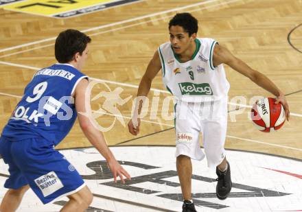 Basketball Bundesliga. Woerthersee Piraten gegen Oberwart Gunners. Samuel Bachlechner (Piraten), Paul Radakovics (Oberwart). Klagenfurt, 16.1.2010
Foto: Kuess

---
pressefotos, pressefotografie, kuess, qs, qspictures, sport, bild, bilder, bilddatenbank