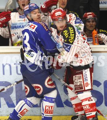 EBEL. Eishockey Bundesliga. EC Pasut VSV gegen KAC.  Mikael Wahlberg (VSV), Kirk Furey (KAC). Villach, am 11.10.2009.
Foto: Kuess 


---
pressefotos, pressefotografie, kuess, qs, qspictures, sport, bild, bilder, bilddatenbank