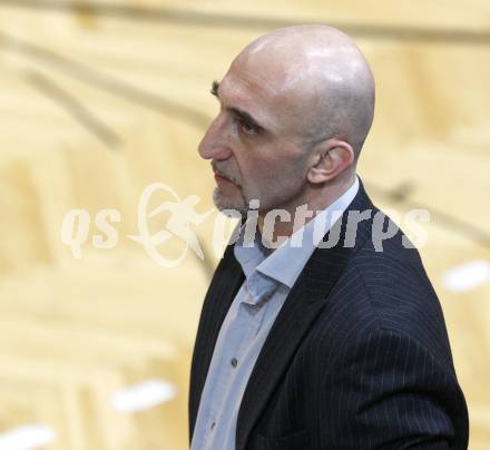 Basketball Bundesliga. Woerthersee Piraten gegen Oberwart Gunners. Trainer Nenad Videka (Piraten). Klagenfurt, 16.1.2010
Foto: Kuess

---
pressefotos, pressefotografie, kuess, qs, qspictures, sport, bild, bilder, bilddatenbank