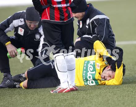 Fussball Bundesliga. Testspiel SK Austria Kaernten gegen SK St. Andrae/WAC. Verletzt Christian Prawda (Austria Kaernten). Klagenfurt, am 19.1.2010.
Foto: Kuess
---
pressefotos, pressefotografie, kuess, qs, qspictures, sport, bild, bilder, bilddatenbank