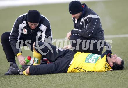 Fussball Bundesliga. Testspiel SK Austria Kaernten gegen SK St. Andrae/WAC. Verletzt Christian Prawda (Austria Kaernten). Klagenfurt, am 19.1.2010.
Foto: Kuess
---
pressefotos, pressefotografie, kuess, qs, qspictures, sport, bild, bilder, bilddatenbank