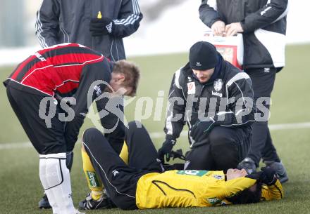 Fussball Bundesliga. Testspiel SK Austria Kaernten gegen SK St. Andrae/WAC. Verletzt Christian Prawda (Austria Kaernten). Klagenfurt, am 19.1.2010.
Foto: Kuess
---
pressefotos, pressefotografie, kuess, qs, qspictures, sport, bild, bilder, bilddatenbank