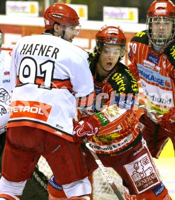 EBEL. Eishockey Bundesliga. KAC gegen HK Acroni Jesenice. Silvio Jakobitsch, (KAC), Tomo Hafner (Jesenice). Klagenfurt, am 22.1.2010.
Foto: Kuess

---
pressefotos, pressefotografie, kuess, qs, qspictures, sport, bild, bilder, bilddatenbank