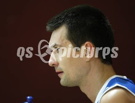Basketball Bundesliga. Woerthersee Piraten gegen Oberwart Gunners. Samo Grum (Oberwart). Klagenfurt, 16.1.2010
Foto: Kuess

---
pressefotos, pressefotografie, kuess, qs, qspictures, sport, bild, bilder, bilddatenbank