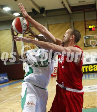 Basketball Bundesliga. Woerthersee Piraten gegen BasketClubs Vienna.  Philip McCandies (Piraten), Hallett Corey (Vienna). Klagenfurt, 24.1.2010
Foto: Kuess

---
pressefotos, pressefotografie, kuess, qs, qspictures, sport, bild, bilder, bilddatenbank