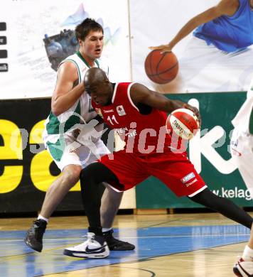 Basketball Bundesliga. Woerthersee Piraten gegen BasketClubs Vienna. Bernhard Weber (Piraten), Gaines Trevor (Vienna). Klagenfurt, 24.1.2010
Foto: Kuess

---
pressefotos, pressefotografie, kuess, qs, qspictures, sport, bild, bilder, bilddatenbank