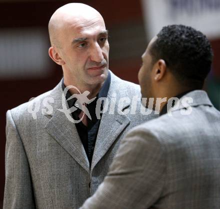 Basketball Bundesliga. Woerthersee Piraten gegen BasketClubs Vienna. Trainer Nenad Videka (Piraten). Klagenfurt, 24.1.2010
Foto: Kuess

---
pressefotos, pressefotografie, kuess, qs, qspictures, sport, bild, bilder, bilddatenbank