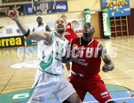 Basketball Bundesliga. Woerthersee Piraten gegen BasketClubs Vienna. Joachim Buggelsheim (Piraten), Gaines Trevor (Vienna). Klagenfurt, 24.1.2010
Foto: Kuess

---
pressefotos, pressefotografie, kuess, qs, qspictures, sport, bild, bilder, bilddatenbank