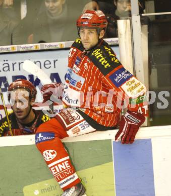 EBEL. Eishockey Bundesliga. KAC gegen EV Vienna Capitals. Jeff Shantz, (KAC), CASPARSSON Peter (Caps). Klagenfurt, am 24.1.2010.
Foto: Kuess

---
pressefotos, pressefotografie, kuess, qs, qspictures, sport, bild, bilder, bilddatenbank