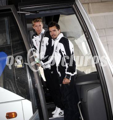 Fussball Bundesliga. SK Austria Kaernten. Abfahrt ins Trainingslager. Thomas Hinum, Fernando Troyansko. Klagenfurt, am 27.1.2010.
Foto: Kuess
---
pressefotos, pressefotografie, kuess, qs, qspictures, sport, bild, bilder, bilddatenbank