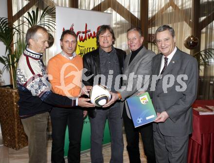 Fussball. Kaerntner Fussballverband. KFV Trainer Fortbildungslehrgang.    Baldur Preiml, Hans Groess, Didi Constantini, Walter Ludescher, Lippitz Werner. Velden, 30.1.2010.
Foto: Kuess
---
pressefotos, pressefotografie, kuess, qs, qspictures, sport, bild, bilder, bilddatenbank