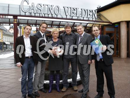 Fussball. Kaerntner Fussballverband. KFV Trainer Fortbildungslehrgang. Krall Hannes, Watzke Richard, Didi Constantini, Kogler Johanna, Lippitz Werner, Figge Martin, Velden, 30.1.2010.
Foto: Kuess
---
pressefotos, pressefotografie, kuess, qs, qspictures, sport, bild, bilder, bilddatenbank