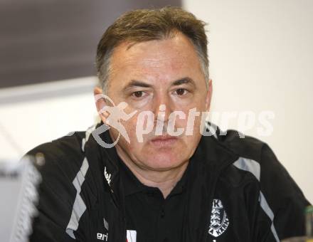 Fussball Bundesliga. SK Austria Kaernten. Pressekonferenz. Trainer Joze Prelogar. Klagenfurt, am 27.1.2010.
Foto: Kuess
---
pressefotos, pressefotografie, kuess, qs, qspictures, sport, bild, bilder, bilddatenbank