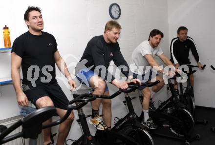 EBEL. Eishockey Bundesliga. Training VSV. Nathan Robert Di Casmirro, Guenther Lanzinger, Wolfgang Kromp, Mickey Elick. Villach, am 30.1.2010.
Foto: Kuess
---
pressefotos, pressefotografie, kuess, qs, qspictures, sport, bild, bilder, bilddatenbank