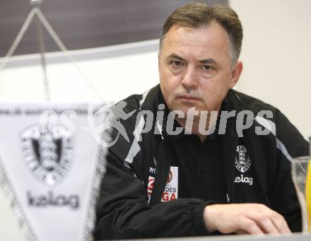 Fussball Bundesliga. SK Austria Kaernten. Pressekonferenz. Trainer Joze Prelogar. Klagenfurt, am 27.1.2010.
Foto: Kuess
---
pressefotos, pressefotografie, kuess, qs, qspictures, sport, bild, bilder, bilddatenbank