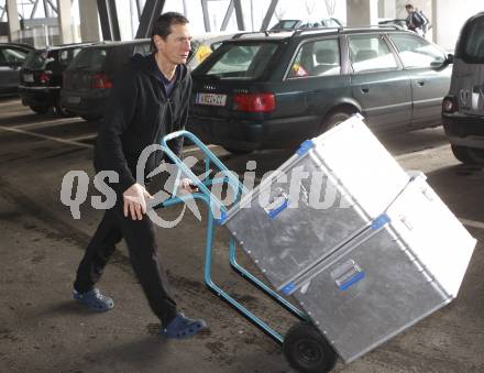 Fussball Bundesliga. SK Austria Kaernten. Abfahrt ins Trainingslager. Zeugwart Peter Kostolansky. Klagenfurt, am 27.1.2010.
Foto: Kuess
---
pressefotos, pressefotografie, kuess, qs, qspictures, sport, bild, bilder, bilddatenbank