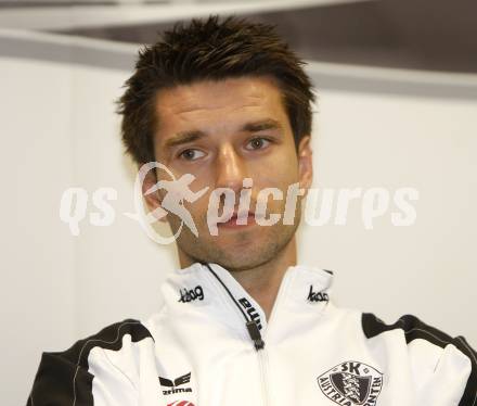 Fussball Bundesliga. SK Austria Kaernten. Pressekonferenz. Luka Elsner. Klagenfurt, am 27.1.2010.
Foto: Kuess
---
pressefotos, pressefotografie, kuess, qs, qspictures, sport, bild, bilder, bilddatenbank