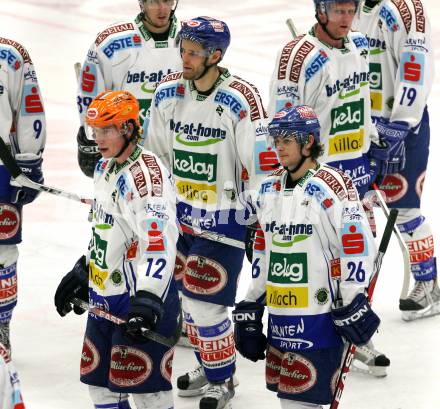 EBEL. Eishockey Bundesliga. EC Pasut VSV gegen Red Bulls Salzburg.  Enttaeuschte VSV Spieler. Villach, am 31.1.2010.
Foto: Kuess 


---
pressefotos, pressefotografie, kuess, qs, qspictures, sport, bild, bilder, bilddatenbank