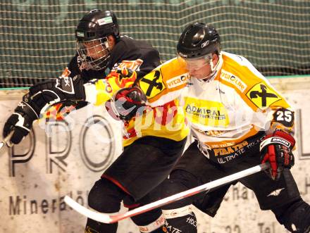 Eishockey Carinthian Hockey League. CHL. USC Velden gegen EC-SV Spittal. Dominik Strobl (Velden), Thomas Kreuzer (Spittal). Velden, am 30.01.2010
Foto: Kuess 
---
pressefotos, pressefotografie, kuess, qs, qspictures, sport, bild, bilder, bilddatenbank