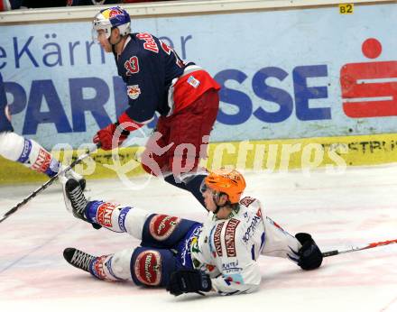 EBEL. Eishockey Bundesliga. EC Pasut VSV gegen Red Bulls Salzburg.  Michael Raffl, (VSV), Jeremy Rebek (Salzburg). Villach, am 31.1.2010.
Foto: Kuess 


---
pressefotos, pressefotografie, kuess, qs, qspictures, sport, bild, bilder, bilddatenbank