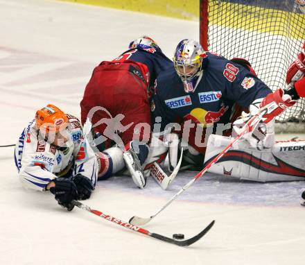 EBEL. Eishockey Bundesliga. EC Pasut VSV gegen Red Bulls Salzburg.  Michael Raffl, (VSV),  David Leneveu (Salzburg). Villach, am 31.1.2010.
Foto: Kuess 


---
pressefotos, pressefotografie, kuess, qs, qspictures, sport, bild, bilder, bilddatenbank