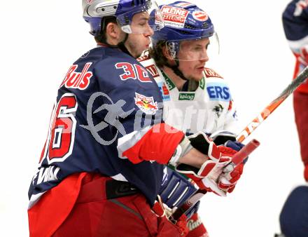 EBEL. Eishockey Bundesliga. EC Pasut VSV gegen Red Bulls Salzburg.  Christian Ban, (VSV),  Marco Pewal (Salzburg). Villach, am 31.1.2010.
Foto: Kuess 


---
pressefotos, pressefotografie, kuess, qs, qspictures, sport, bild, bilder, bilddatenbank