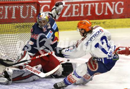 EBEL. Eishockey Bundesliga. EC Pasut VSV gegen Red Bulls Salzburg.  Michael Raffl, (VSV),  David Leneveu (Salzburg). Villach, am 31.1.2010.
Foto: Kuess 


---
pressefotos, pressefotografie, kuess, qs, qspictures, sport, bild, bilder, bilddatenbank