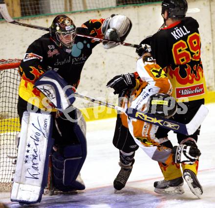 Eishockey Carinthian Hockey League. CHL. USC Velden gegen EC-SV Spittal. Gerald Wucherer (Velden), Thomas Valtiner, Michael Koell (Spittal). Velden, am 30.01.2010
Foto: Kuess 
---
pressefotos, pressefotografie, kuess, qs, qspictures, sport, bild, bilder, bilddatenbank