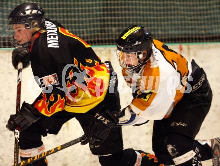 Eishockey Carinthian Hockey League. CHL. USC Velden gegen EC-SV Spittal. Martin Dittrich (Velden), Andreas Meixner (Spittal). Velden, am 30.01.2010
Foto: Kuess 
---
pressefotos, pressefotografie, kuess, qs, qspictures, sport, bild, bilder, bilddatenbank