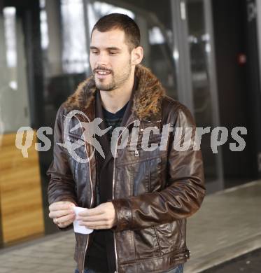 Fussball Bundesliga. SK Austria Kaernten. Abfahrt ins Trainingslager. Oliver Pusztai. Klagenfurt, am 27.1.2010.
Foto: Kuess
---
pressefotos, pressefotografie, kuess, qs, qspictures, sport, bild, bilder, bilddatenbank