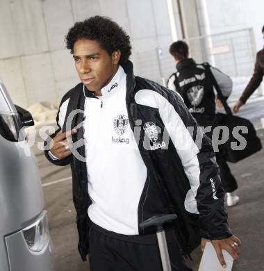 Fussball Bundesliga. SK Austria Kaernten. Abfahrt ins Trainingslager. Sandro Ferreira Da Silva. Klagenfurt, am 27.1.2010.
Foto: Kuess
---
pressefotos, pressefotografie, kuess, qs, qspictures, sport, bild, bilder, bilddatenbank