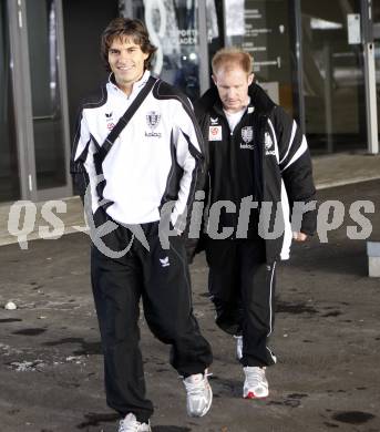 Fussball Bundesliga. SK Austria Kaernten. Abfahrt ins Trainingslager. Jocelyn Blanchard, Co-Trainer Roman Stary. Klagenfurt, am 27.1.2010.
Foto: Kuess
---
pressefotos, pressefotografie, kuess, qs, qspictures, sport, bild, bilder, bilddatenbank